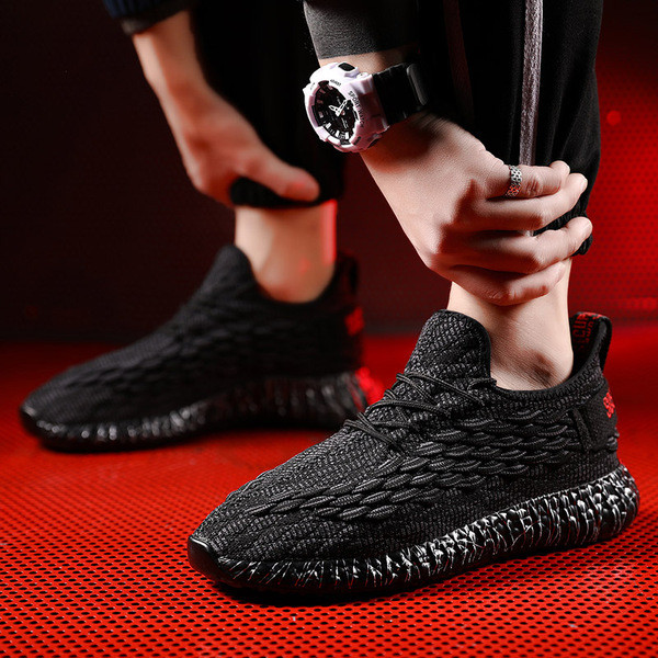 Új, alkalmi tornacipő fekete fűzős, lapos talpú felirattal