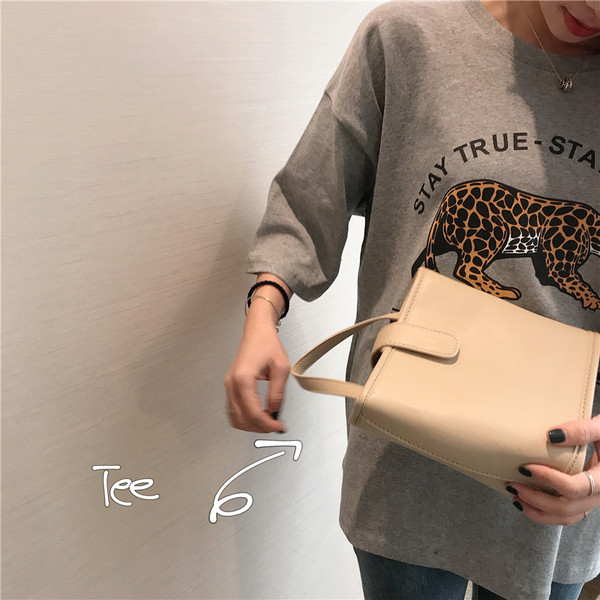 Alkalmi női póló rátéttel, három színben