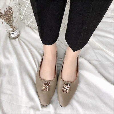 Eko bőrből készült stílusos női cipő fém díszítéssel