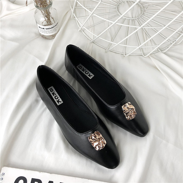 Eko bőrből készült stílusos női cipő fém díszítéssel