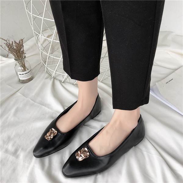 Eko bőrből készült stílusos női cipő fém díszítéssel