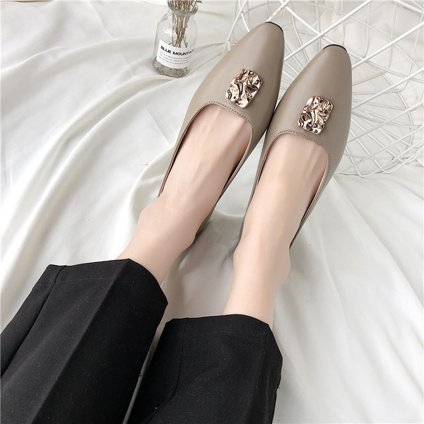 Eko bőrből készült stílusos női cipő fém díszítéssel