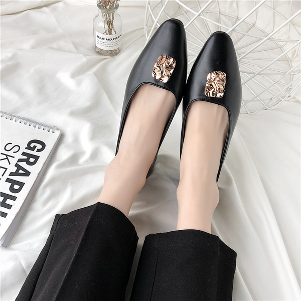 Eko bőrből készült stílusos női cipő fém díszítéssel