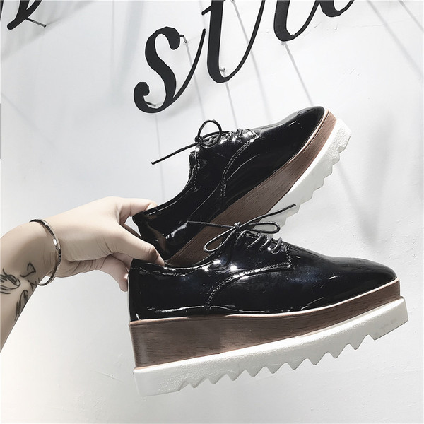 Modern női cipő magas talppal, fehér és fekete színben