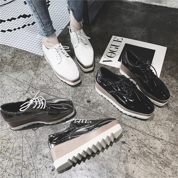 Modern női cipő magas talppal, fehér és fekete színben