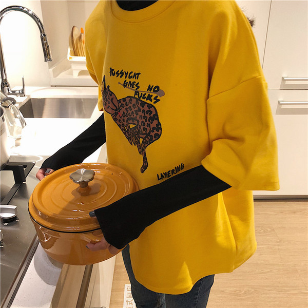 Γυναικεία μπλούζα με εφαρμογή και επιγραφή σε τρία χρώματα