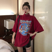 Modern női póló magas gallérral és rátéttel