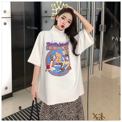 Modern női póló magas gallérral és rátéttel