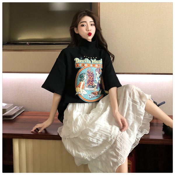 Modern női póló magas gallérral és rátéttel