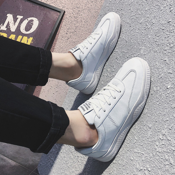 Férfi alkalmi sportcipő fűzővel három színben, sima modellben