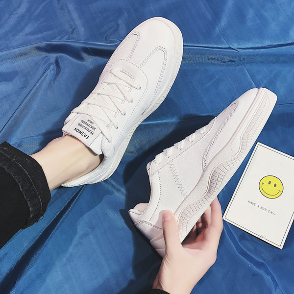 Férfi alkalmi sportcipő fűzővel három színben, sima modellben