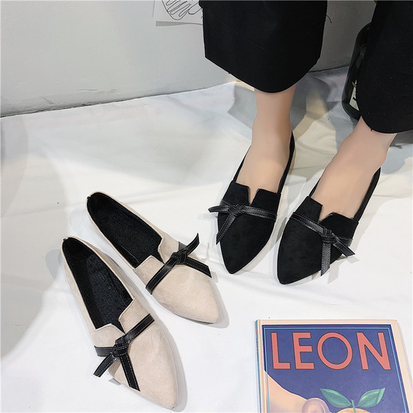 Két színben kihegyezett női tavaszi cipő modell