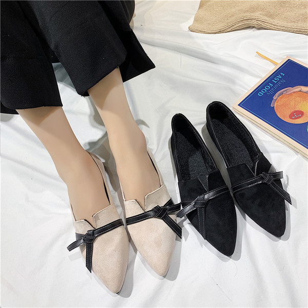 Két színben kihegyezett női tavaszi cipő modell