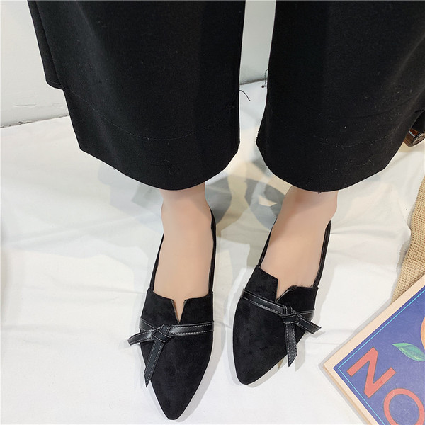 Két színben kihegyezett női tavaszi cipő modell