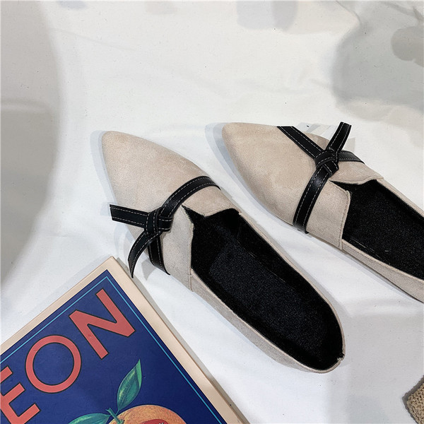 Két színben kihegyezett női tavaszi cipő modell