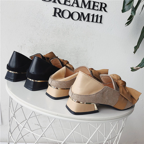 Elegáns női cipő szalaggal, két színben