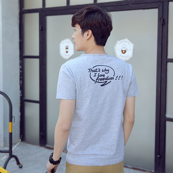 Feliratos, O-alakú gallérral ellátott férfi póló négy színben