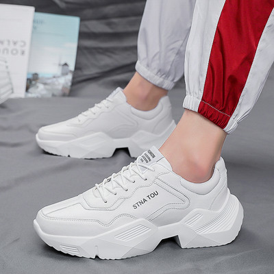 Sima férfi tornacipő modell felirattal, vastag talppal, több színben