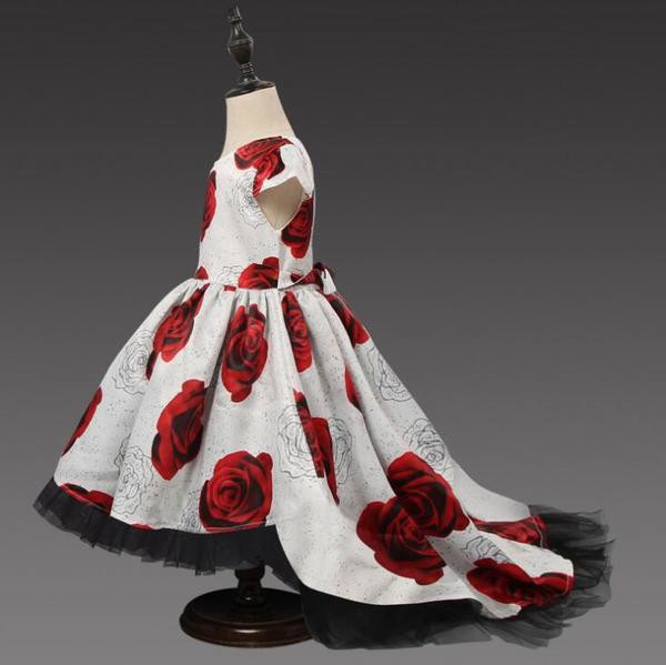 Modern gyerekruha fehér színben, piros rózsákkal és fekete tüllel