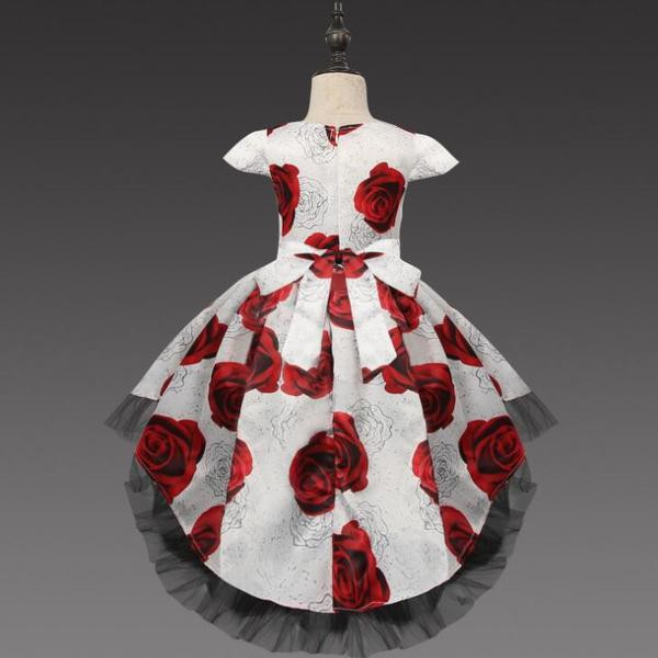 Modern gyerekruha fehér színben, piros rózsákkal és fekete tüllel