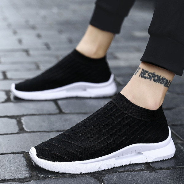 Modern, légáteresztő férfi tornacipő fűző nélkül szürke és fekete színben