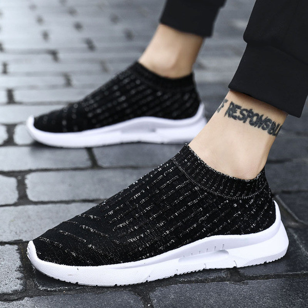 Modern, légáteresztő férfi tornacipő fűző nélkül szürke és fekete színben