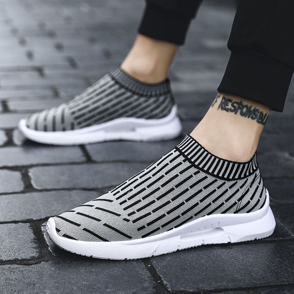 Modern, légáteresztő férfi tornacipő fűző nélkül szürke és fekete színben