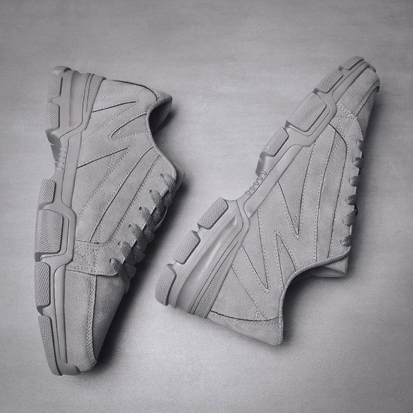 Új férfi tornacipő modell vastag talppal, három részből, fekete, szürke és krém színben