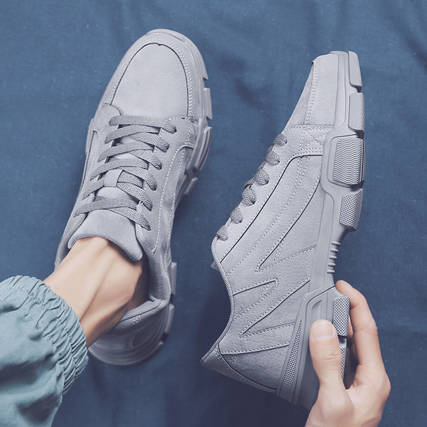 Új férfi tornacipő modell vastag talppal, három részből, fekete, szürke és krém színben