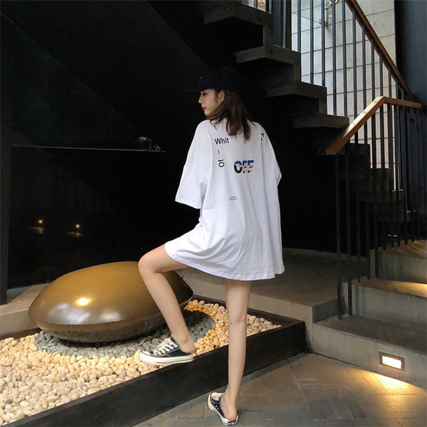 Modern női póló fehér és szürke feliratokkal