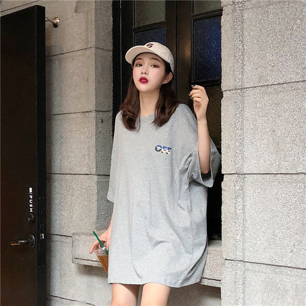 Modern női póló fehér és szürke feliratokkal