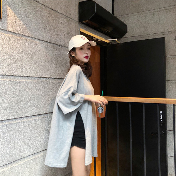 Modern női póló fehér és szürke feliratokkal