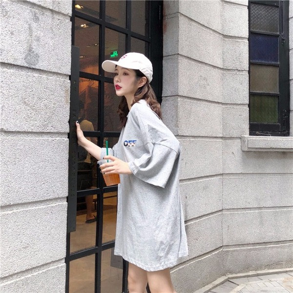 Modern női póló fehér és szürke feliratokkal