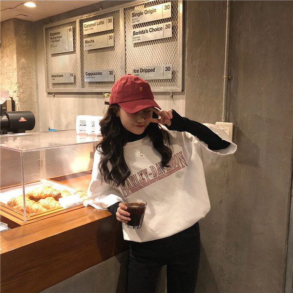 Tricou larg de dama modern cu inscriptie in doua culori