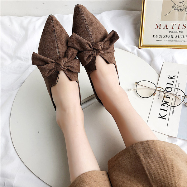 Hegyes női cipő barna és fekete színben