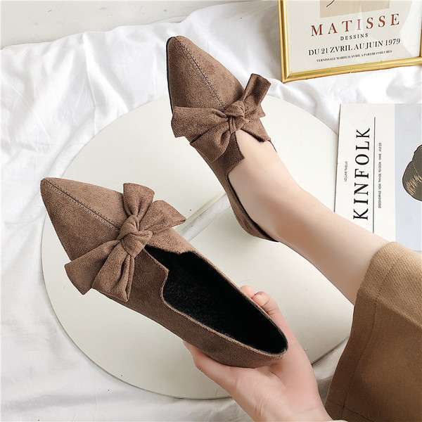 Hegyes női cipő barna és fekete színben