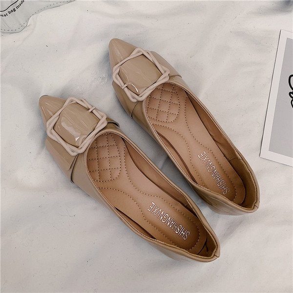 Kihegyezett női cipőmodell három színben