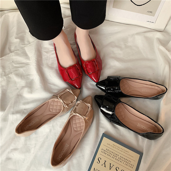 Kihegyezett női cipőmodell három színben