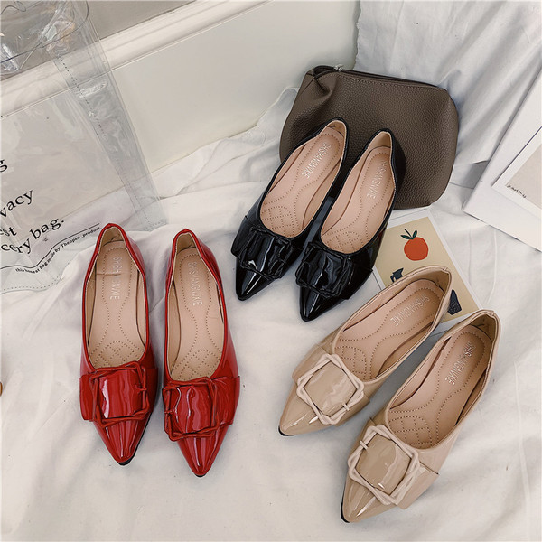 Kihegyezett női cipőmodell három színben