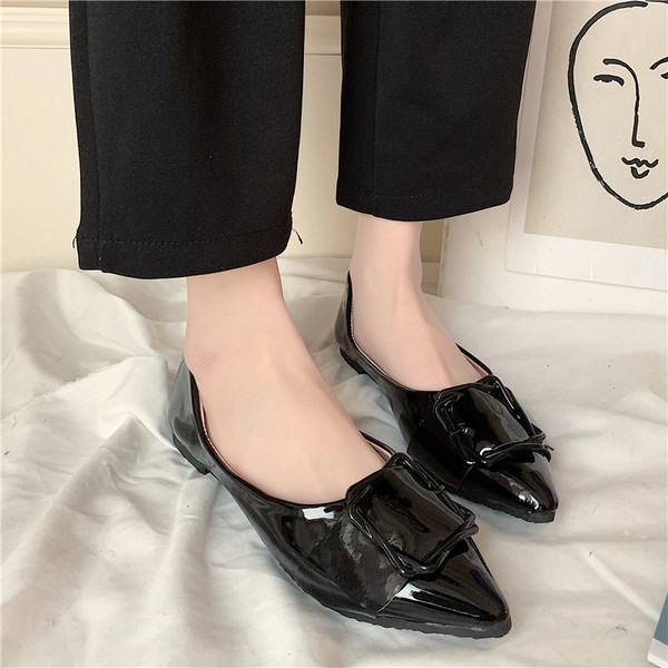 Kihegyezett női cipőmodell három színben