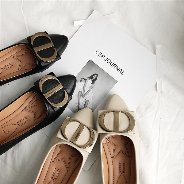 Elegáns női cipő fém díszítéssel, két színben