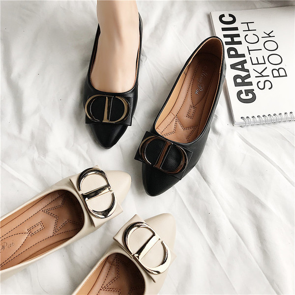 Elegáns női cipő fém díszítéssel, két színben