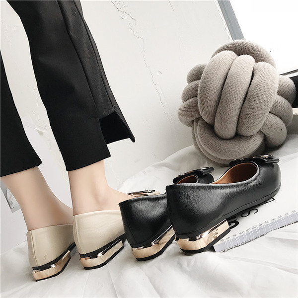 Elegáns női cipő fém díszítéssel, két színben