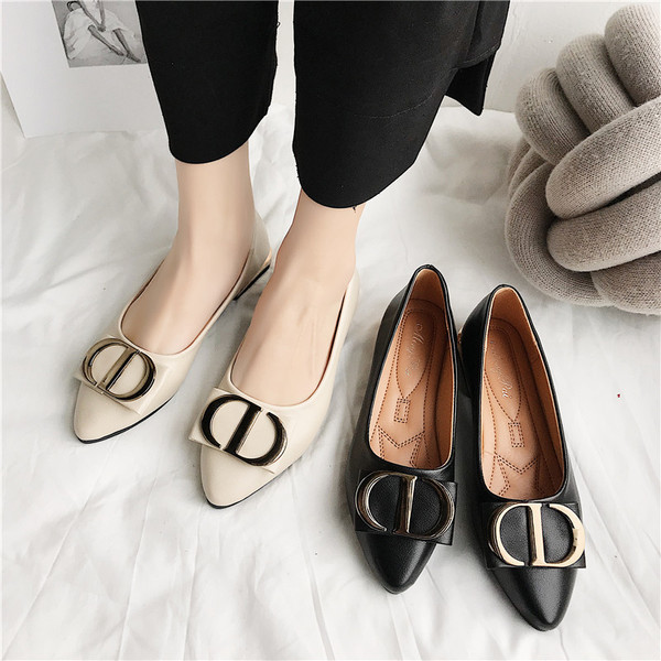 Elegáns női cipő fém díszítéssel, két színben