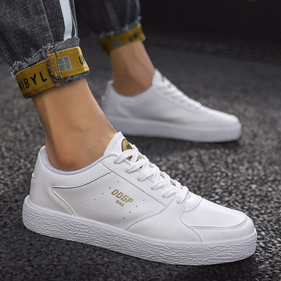 Alkalmi férfi sportcipő lapos talppal, fehér és fekete színben, felirattal