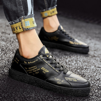 Alkalmi férfi sportcipő lapos talppal, fehér és fekete színben, felirattal