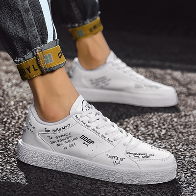 Alkalmi férfi sportcipő lapos talppal, fehér és fekete színben, felirattal