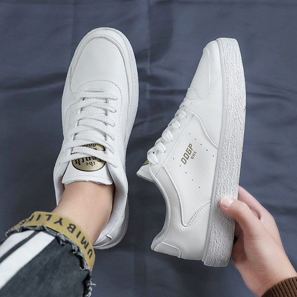 Alkalmi férfi sportcipő lapos talppal, fehér és fekete színben, felirattal