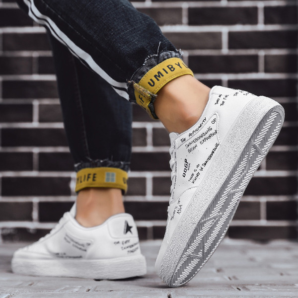 Alkalmi férfi sportcipő lapos talppal, fehér és fekete színben, felirattal