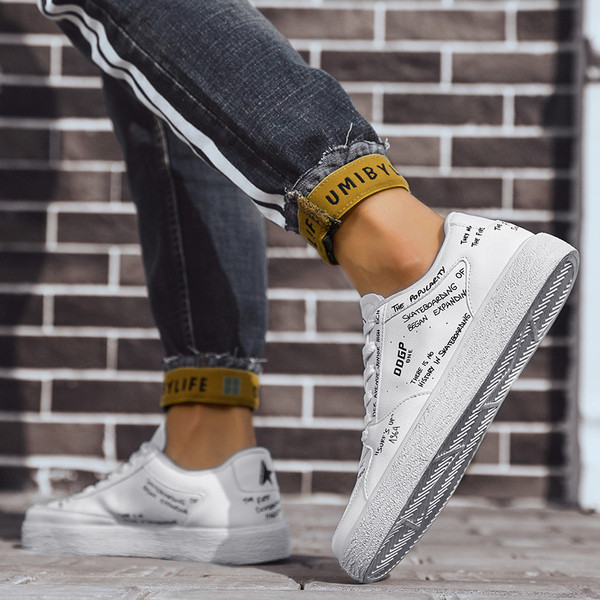 Alkalmi férfi sportcipő lapos talppal, fehér és fekete színben, felirattal